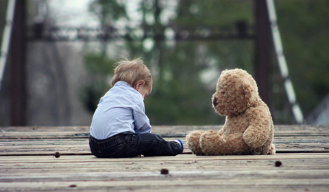 Enfant avec un nounours