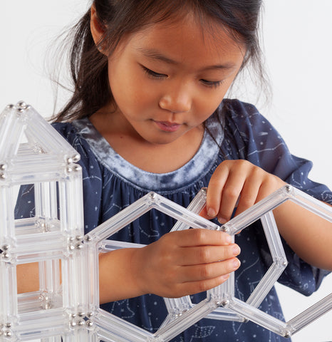 Jeune fille jouant avec Powerclix Clear Frames Building Construction Toy