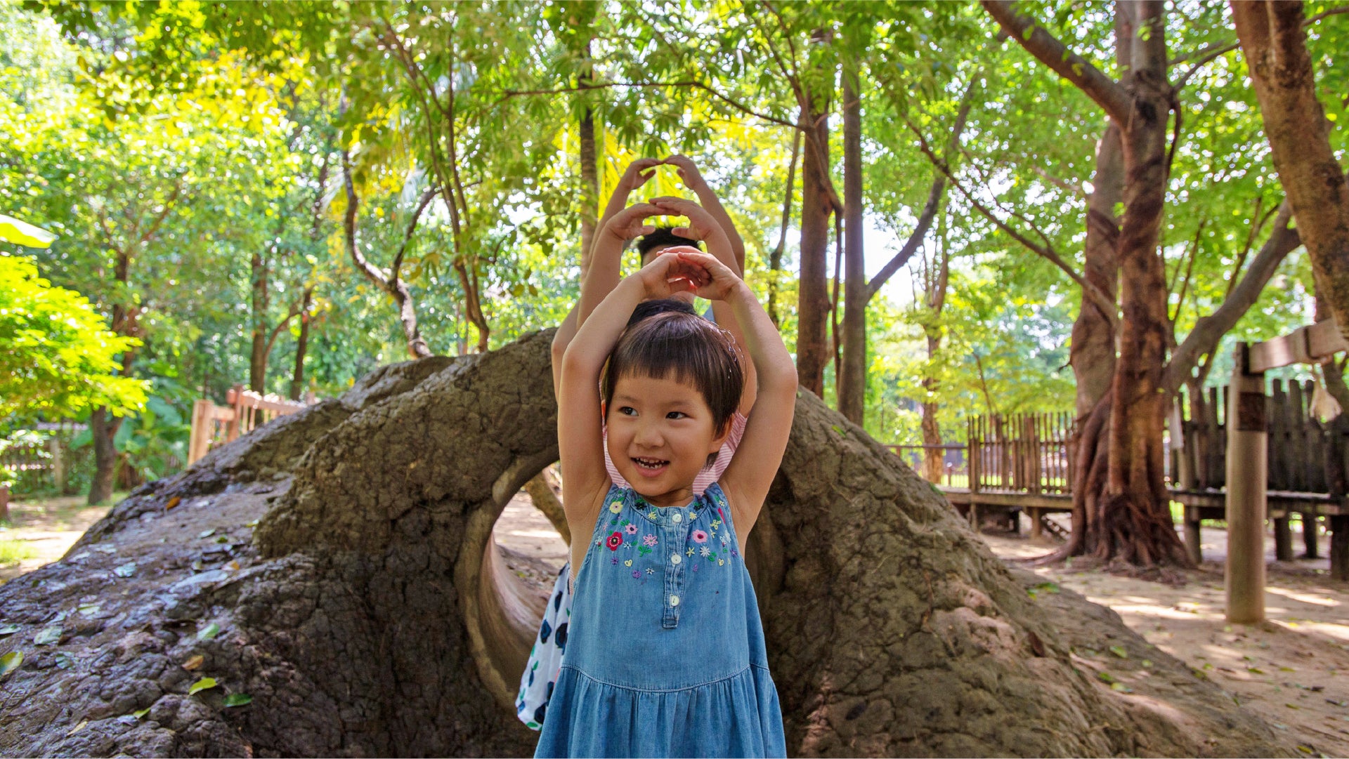Image de jeunes enfants heureux dans les bois profitant de la nature et du soleil.