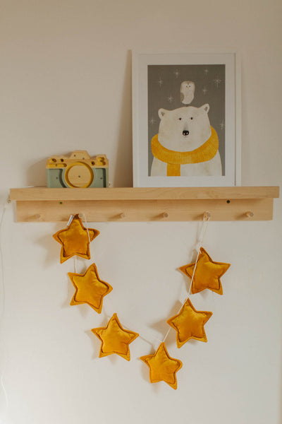 girlanda z gwiazdek wykonana z weluru od bettys home wisząca na półce jako dekoracja pokoju bliźniaków
