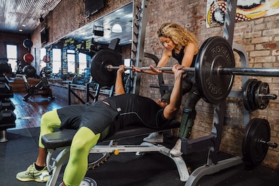 feet posture during bench press - SlanKIT