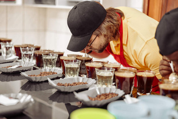 Smell test. To get a better understanding of the aroma, pour different varieties of coffee into separate cups.