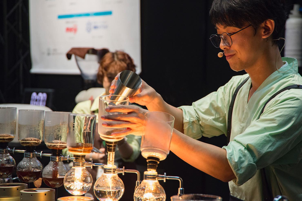 The World Siphonist Championship is eager to provide seminars on crafting coffee in a siphon
