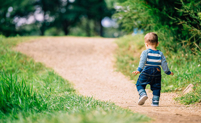 Bébé fait ses premiers pas