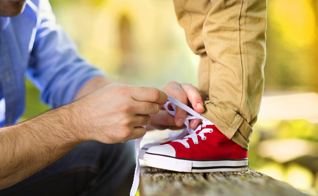 L'enfant essaie de nouvelles chaussures