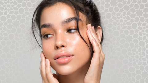 A girl uses the perfect skincare products during fasting Ramadan 