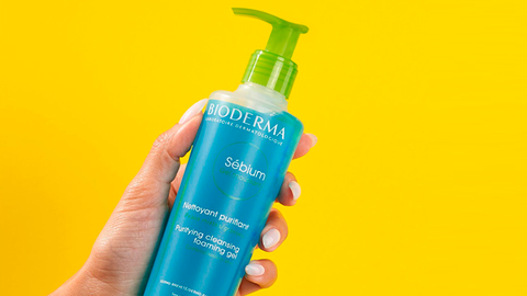 A girl uses the Bioderma Sebium Moussant Purifying Foaming Gel For Combination/Oily Skin