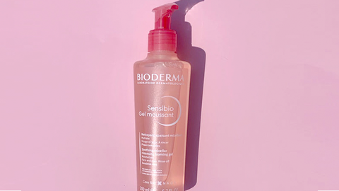 فتاة تستخدم غسول بيوديرما Bioderma Sensibio Gel Moussant Cleanser