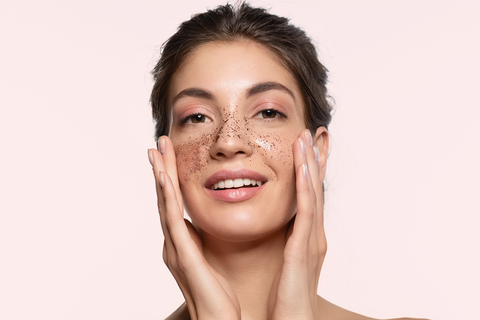 A girl uses an exfoliator to prevent dry skin