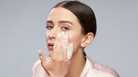 A girl uses the best face cleansers in winter 2023 to avoid dryness