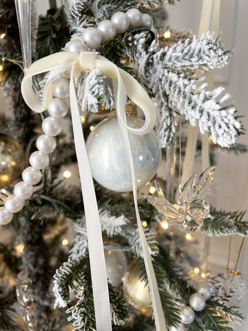 mince ruban de velours sur l'arbre de Noël