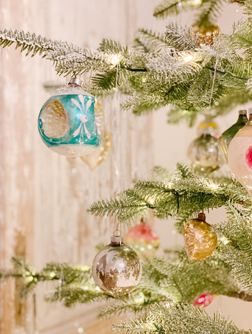 Adornos de cristal de sangría antiguos en un árbol de Navidad