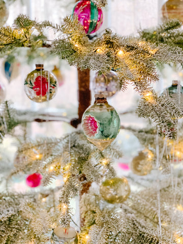 Adornos navideños brite brillantes de vidrio vintage en árbol flocado