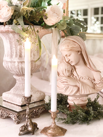 estatua vintage de María Madonna con candelabros de latón, velas eléctricas y una urna vintage con flores