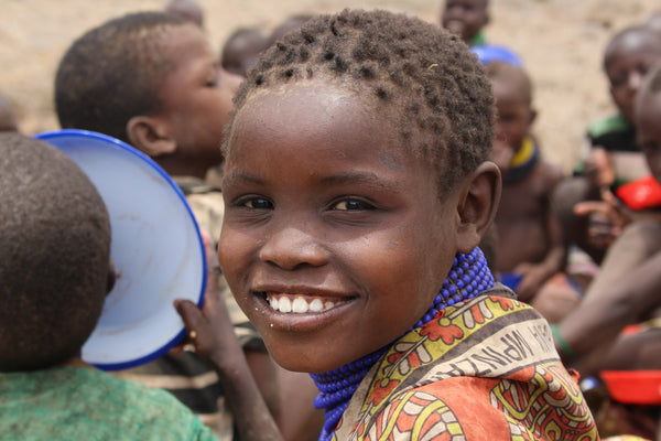 Menina africana sorridente