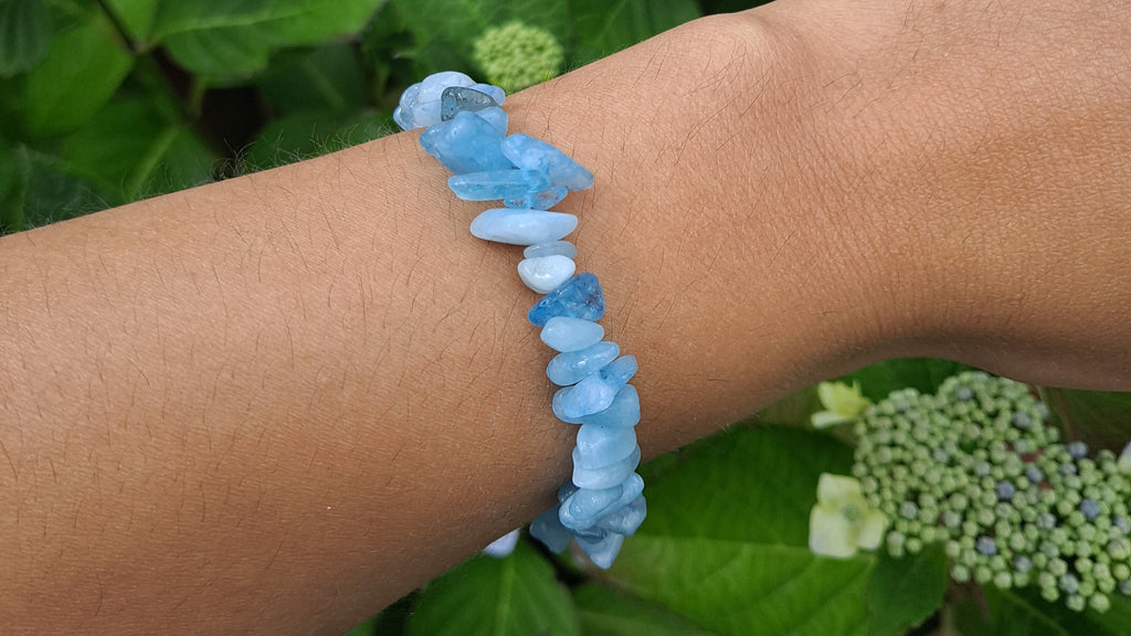 image of an aquamarine chip bracelet. this bracelet is available at dumi's crystals