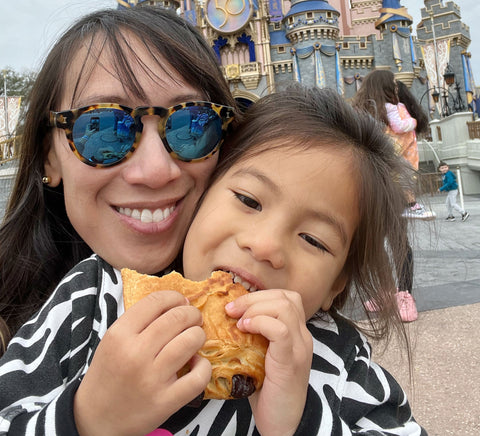 Nila do Simon mom and daughter eat chocolate croissant