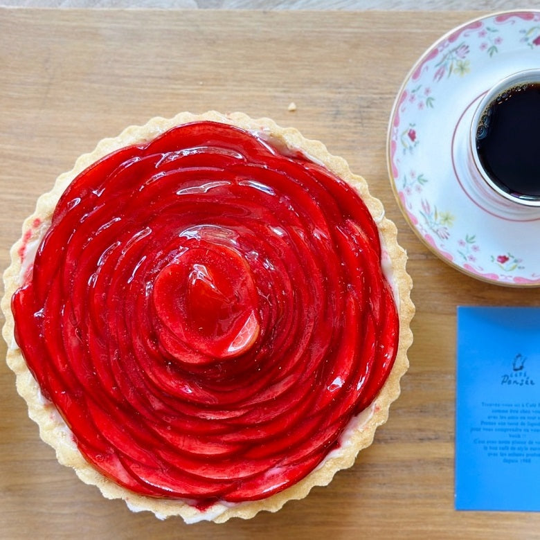 【一日の作成台数限定】50枚のりんごの花びらが作る深紅のバラのレアチーズタルト