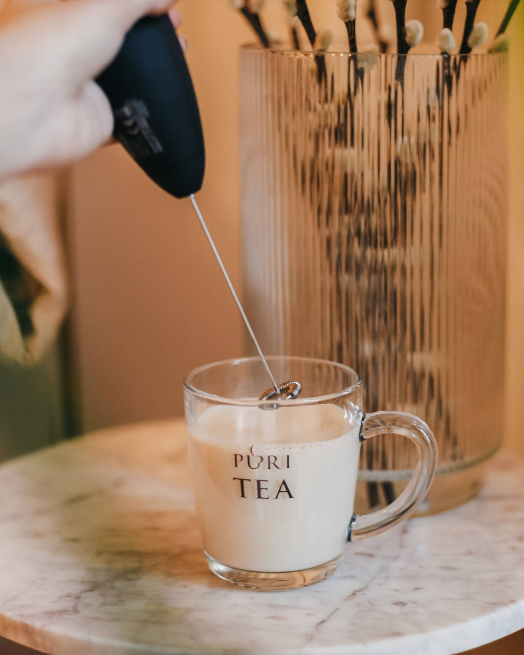 Hoe maak je chai latte met een handmatige melkopschuimer?