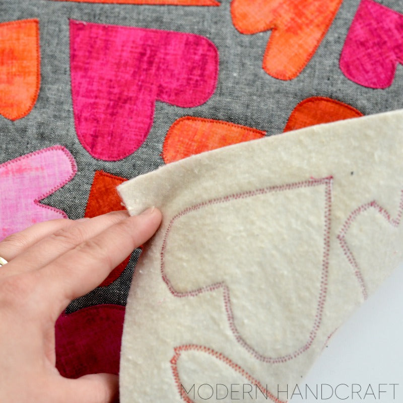 Hearts Applique Pillow / Tutorial - Modernhandcraft.com