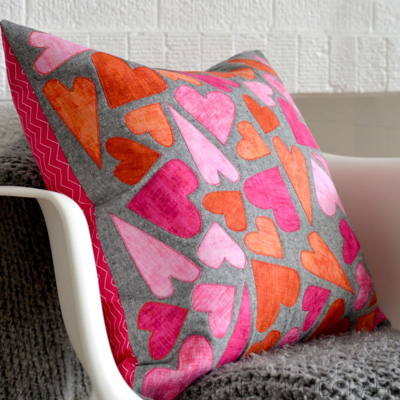 Hearts Applique Pillow / Tutorial - Modernhandcraft.com