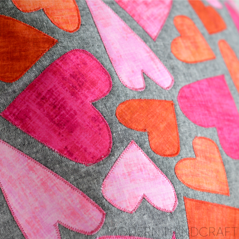 Hearts Applique Pillow / Tutorial - Modernhandcraft.com