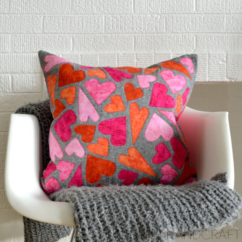 Hearts Applique Pillow / Tutorial - Modernhandcraft.com