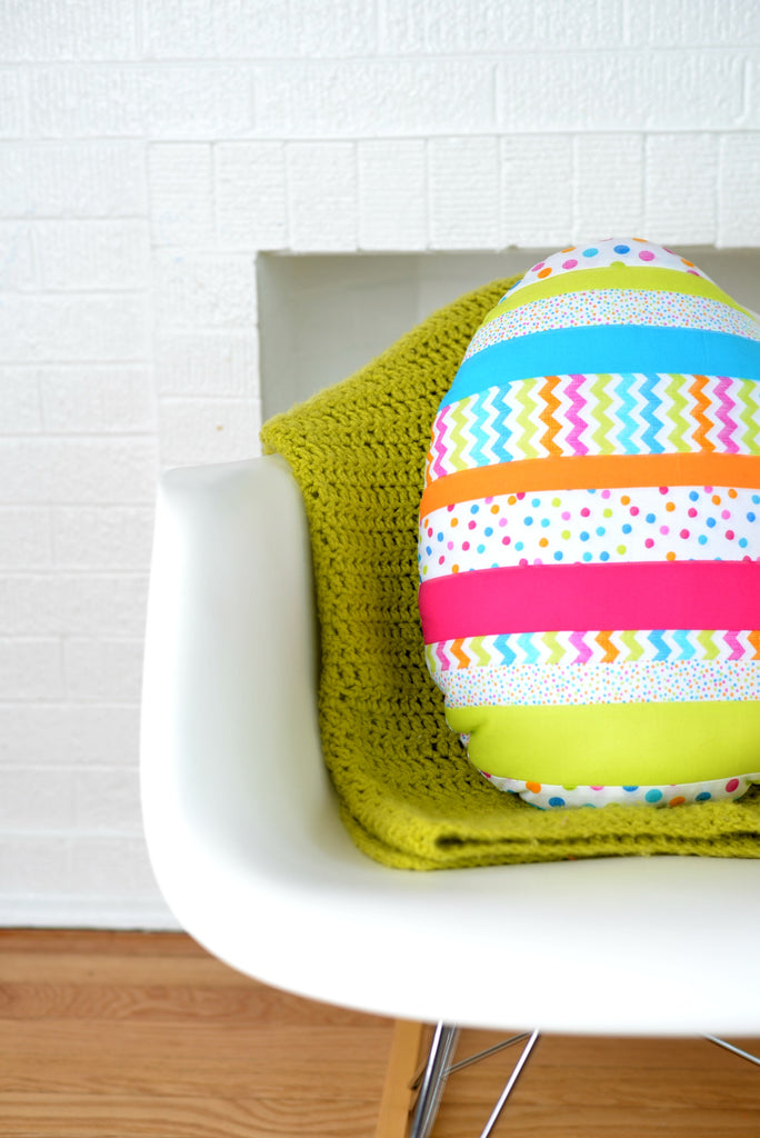 Sew As You Go Easter Egg Pillow / Tutorial by Modernhandcraft.com