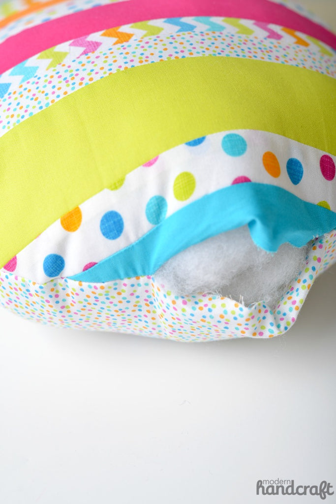 Sew As You Go Easter Egg Pillow / Tutorial by Modernhandcraft.com