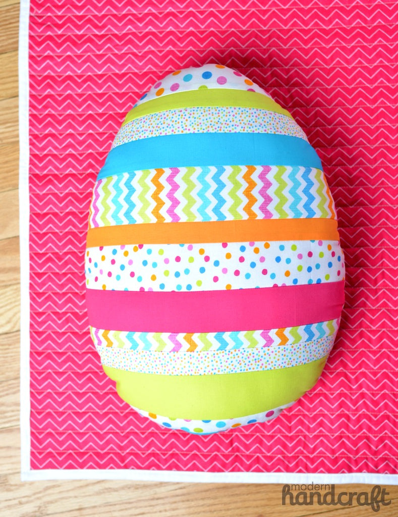 Sew As You Go Easter Egg Pillow / Tutorial by Modernhandcraft.com