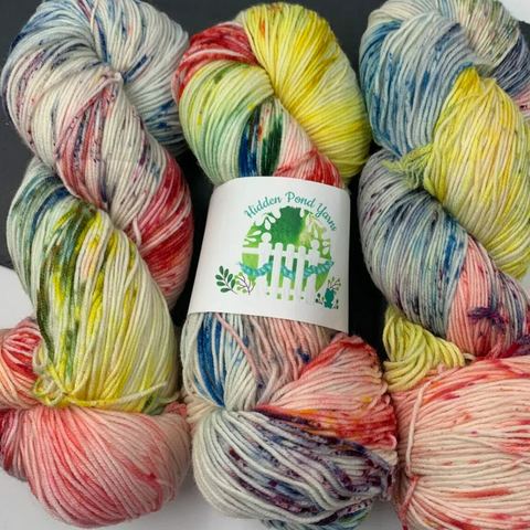 Sparks Fly, une laine multicolore par Hidden Pond Yars