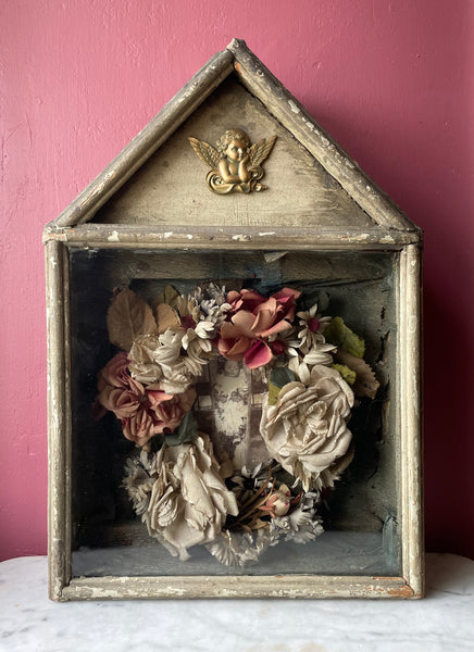Victorian wooden shadow box containing a muslin flower wreath and a cabinet card photo of a deceased infant in their coffin.