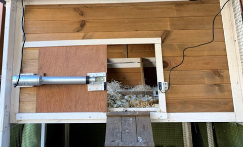 Cómo hacer un abridor automático de puerta para gallinero