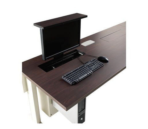 computadora escondida en un escritorio