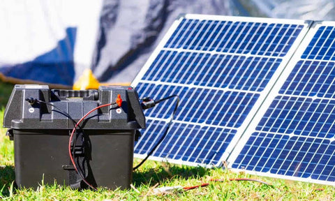 Panel surya yang terhubung ke baterai mobil