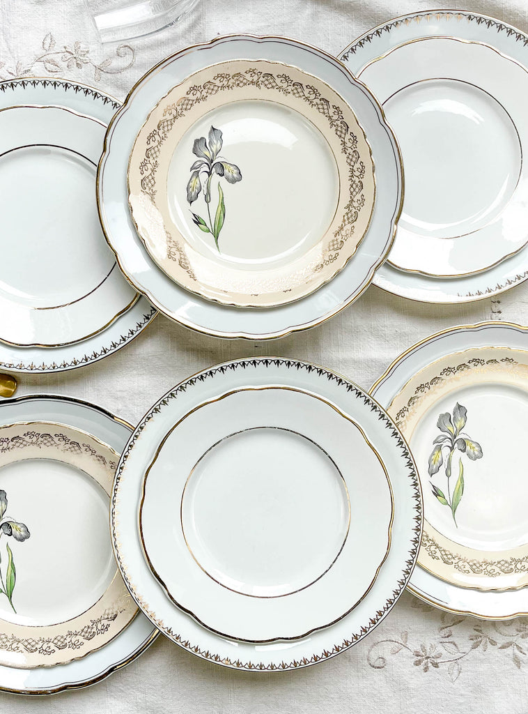 Service de table dépareillé en porcelaine blanche doré et petites fleures