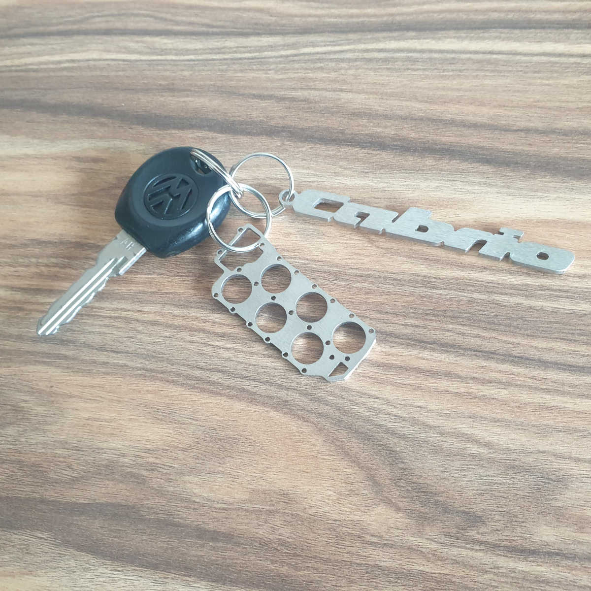 Miniatur einer Kopfdichtung für BMW M54 / M52TU Edelstahl Schlüsselanhänger  gebürstet – DisagrEE