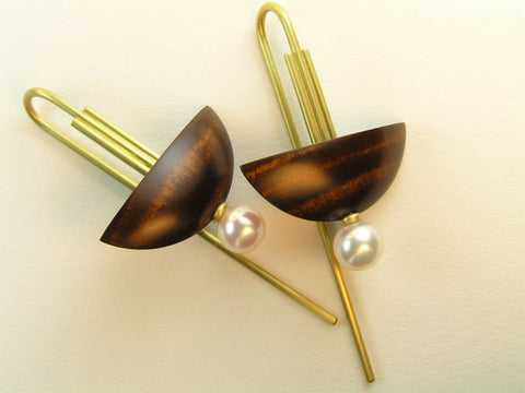 Tochiwipe lacquer pearl earrings