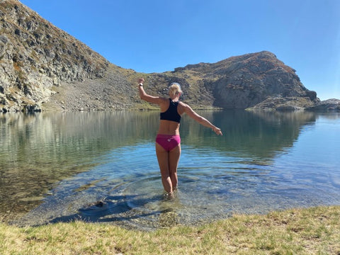 jeune femme qui se baigne dans un lac, elle porte une culotte best of natural