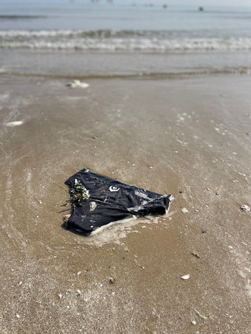 maillot de bain menstruel sur une plage au bord de mer