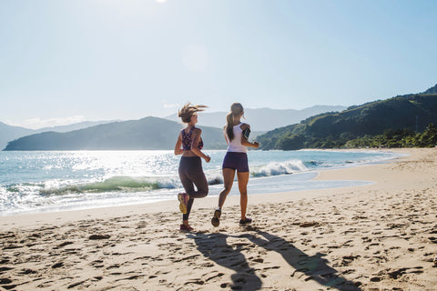 deux femmes courant sur la plage