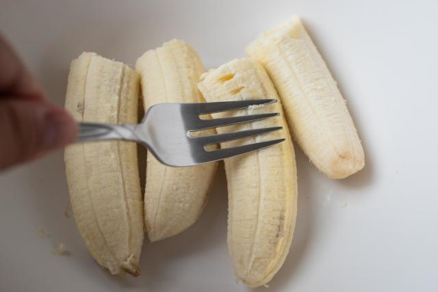 Image of Réduire en purée 2 bananes (ou utiliser 200g de compote)...