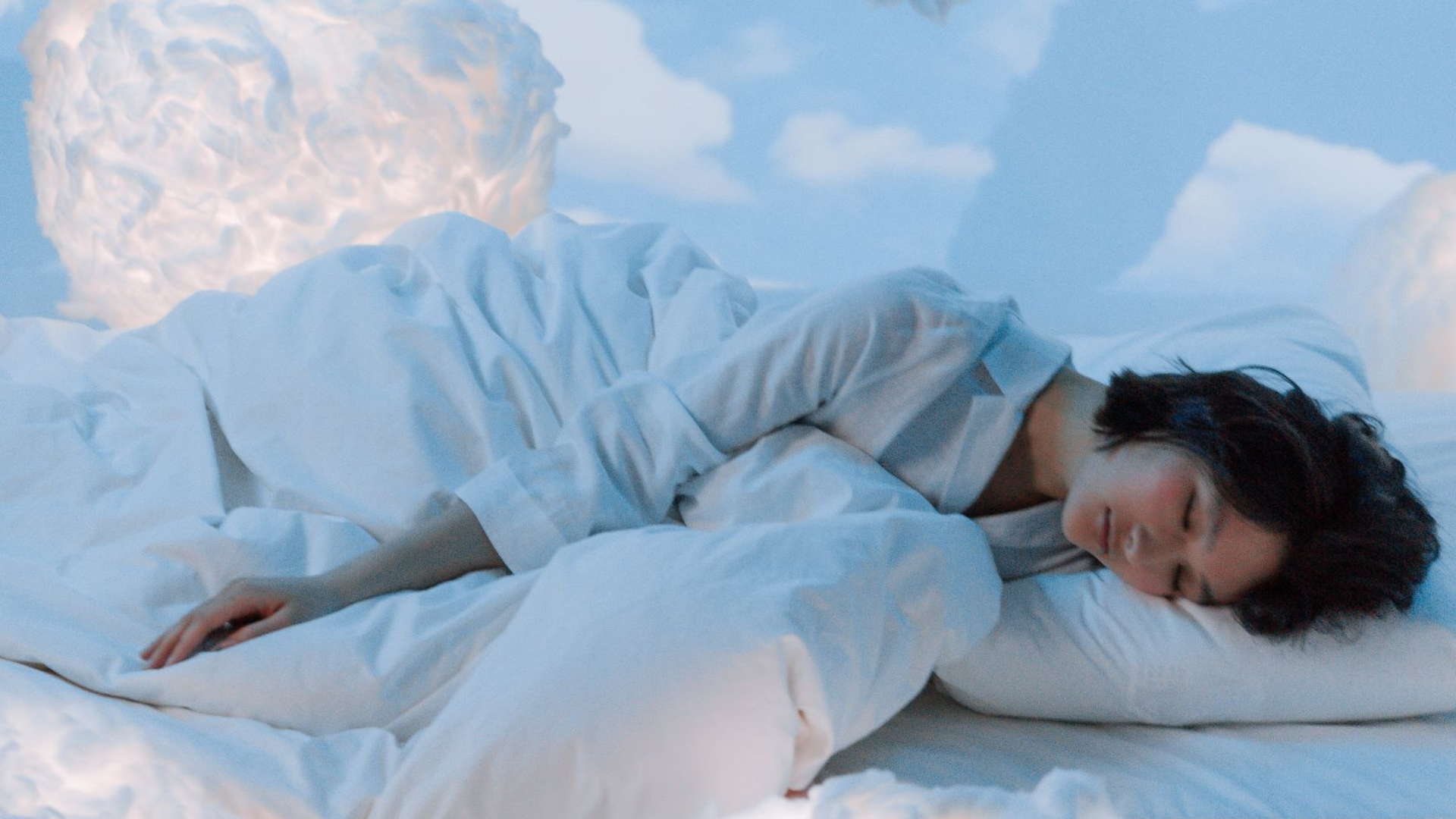 Вещий сон. Матрас Sleep Relaxation. Глубокий сон и релакс. Девушка на матрасе для сна.