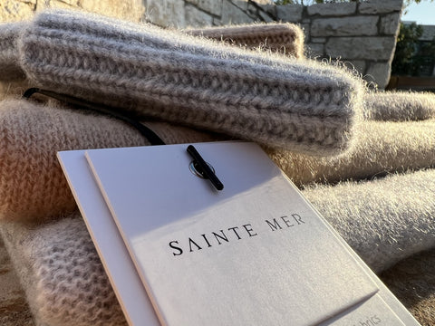 SAINTE Mer cashmere scarves and hats hangtag logo