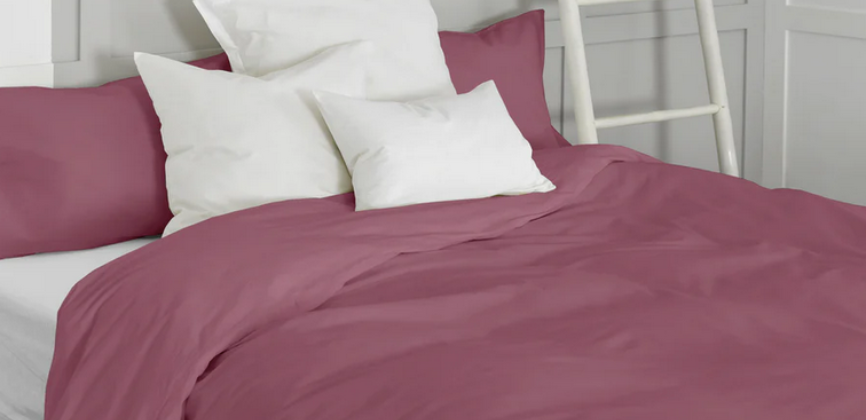 cama con funda en color magenta