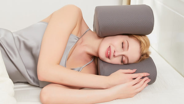 young woman sleeping peacefully on her side with the help of her Soli pillow