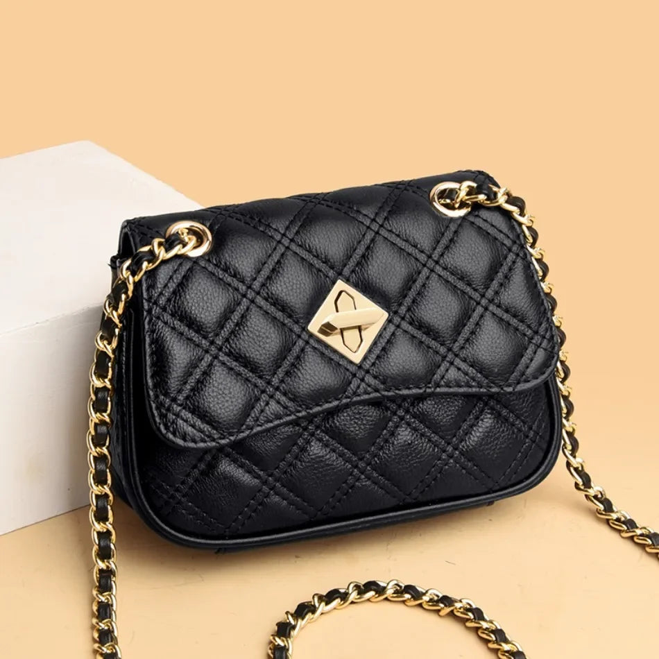 Bolsa satchel pequena azul com alça de corrente dourada e acabamento acolchoado em couro legítimo