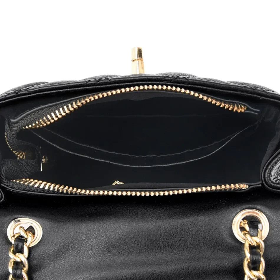 Bolsa satchel pequena bege com fecho dourado frontal e corrente entrelaçada, perfeita para ocasiões especiais