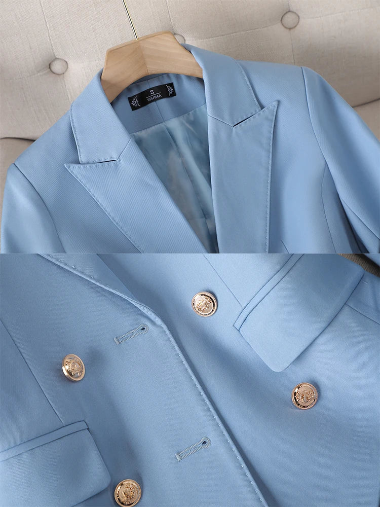 Detalhe dos botões dourados e tecido refinado do blazer feminino Empress na cor azul claro - alfaiataria de luxo
