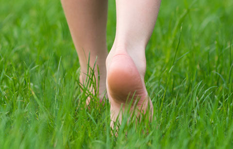 child's feet in grass